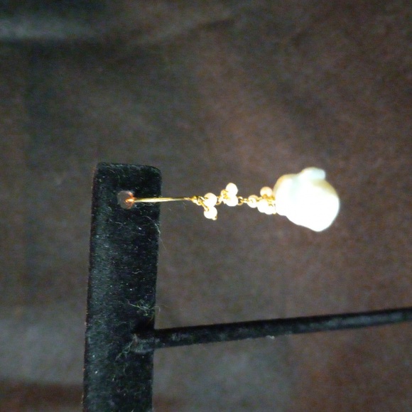 South Sea baroque mabe pearl earrings with gold vermeil hooks - Picture 3 of 6